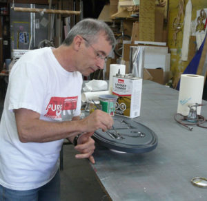 Jacques en action à l'atelier d'imprimerie à Rougemont - Poirier Images & Lettres (Imprimerie en Montérégie)
